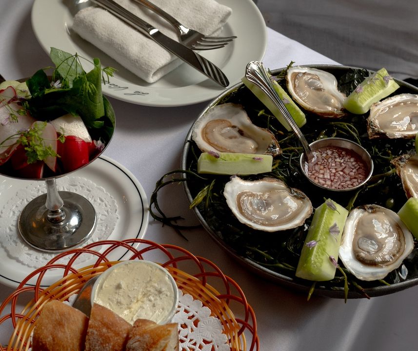 Le Violon   Huîtres De La Côte Est. Mignonette À La Rhubarbe   Mousse De Foie De Volaille. Radis Shunkyo.  Pain Et Beurre De Maison   Photo Jeremy Dionne