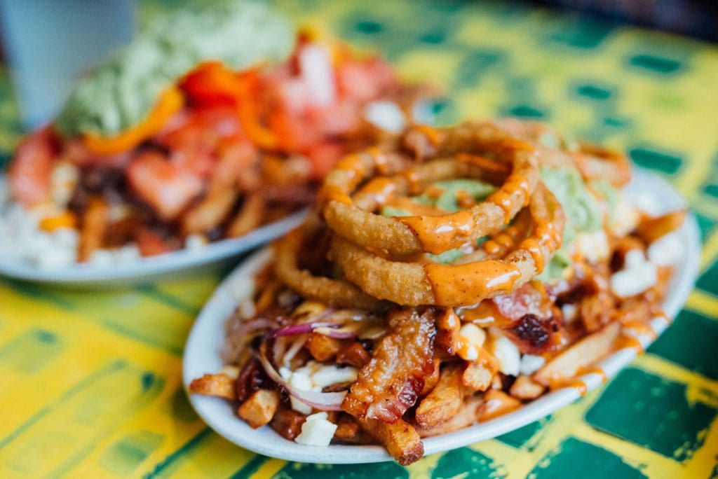 La Banquise Restaurant Casse-croûte Meilleure Poutine Montréal 24h