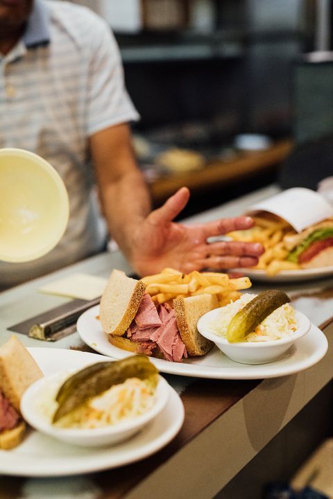 des assiestes de viande fumée