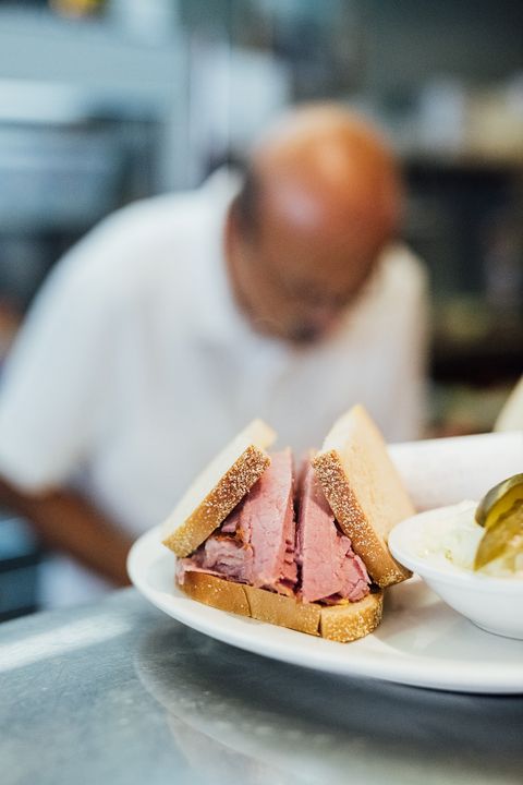 un sandwich à la viande fumée