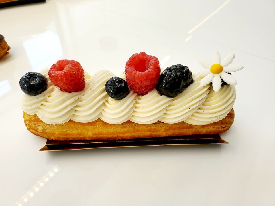 un éclair aux petits fruits