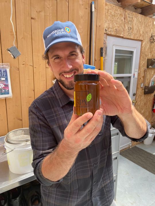 David Goudreault récolte du miel à la ferme Les 3 pouces verts.