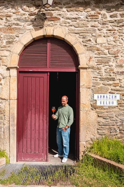 André au chai du vignoble de Quinta das Quartas