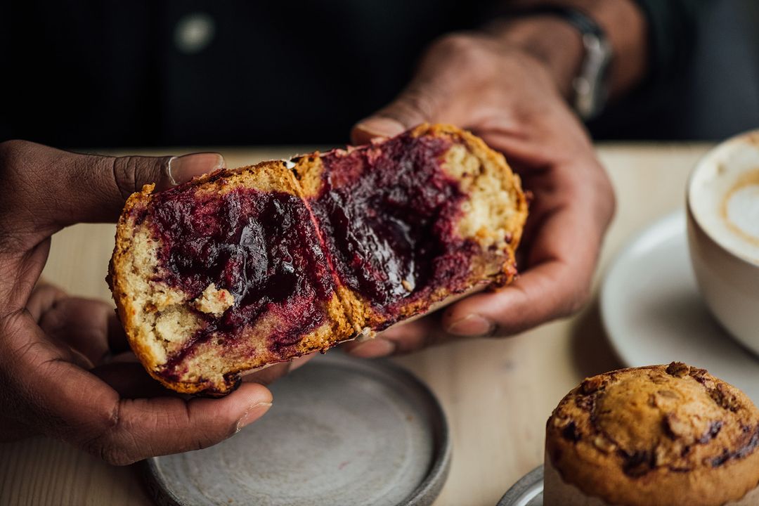 Recette de Gâteau Déjeuner Avoine et Fruits Rouges de Zébulon Vézina