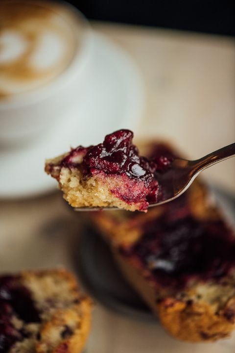 Recette de Gâteau Déjeuner Avoine et Fruits Rouges de Zébulon Vézina