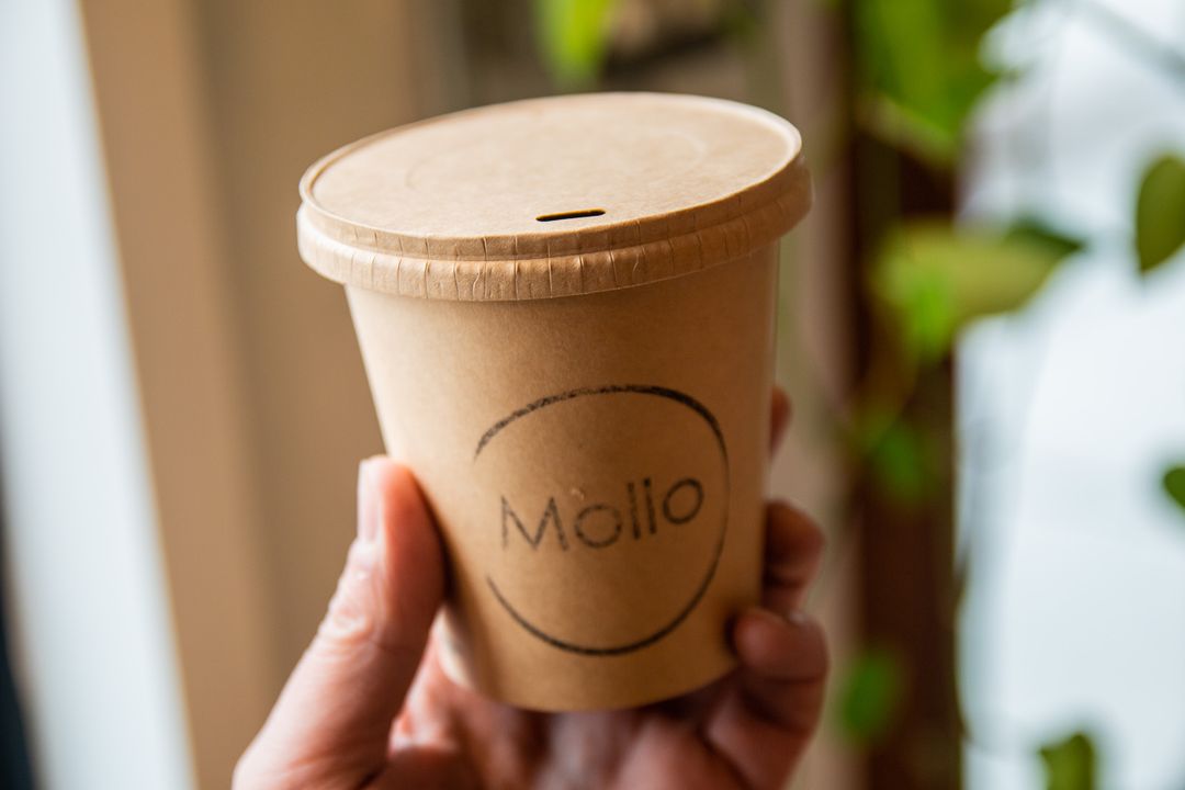 Un gobelet à café en carton au Café Mollo