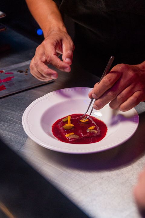 Recette de crudo de thon, prunes et gingembre d’ici du chef Raphaël Vézina du restaurant Lueur