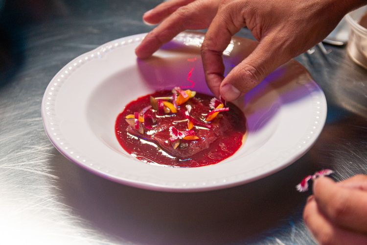 Recette de crudo de thon, prunes et gingembre d’ici du chef Raphaël Vézina du restaurant Lueur